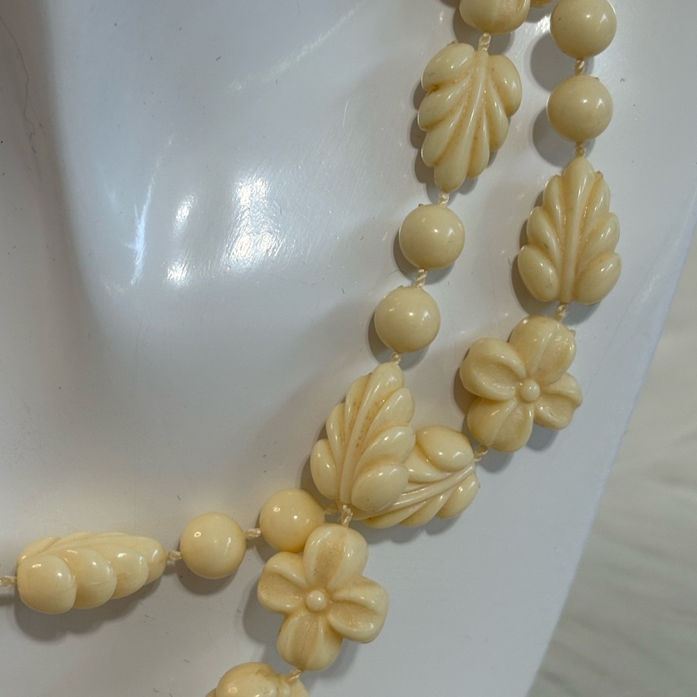 Vintage Cream Floral Carved Long plastic Necklace - Picture 2 of 7